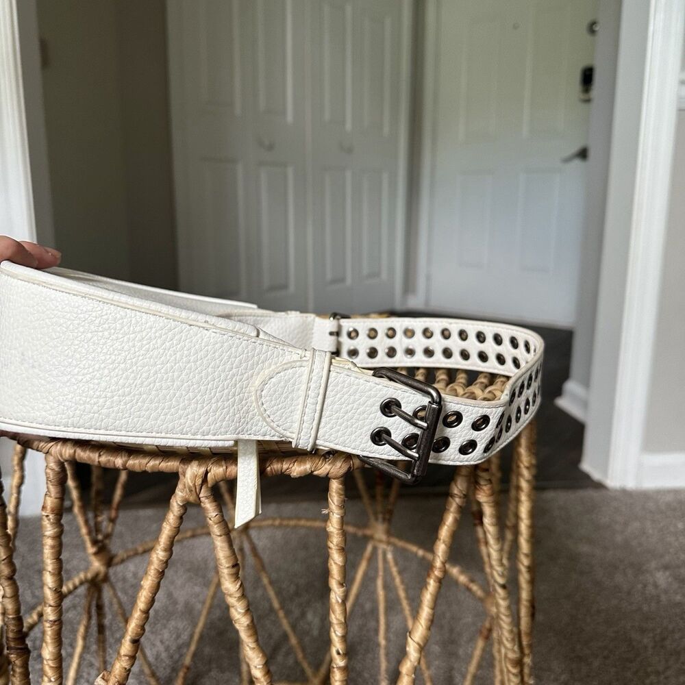 Urban Outfitters Lucy Crescent Bag In White And Silver - Picture 6 of 12